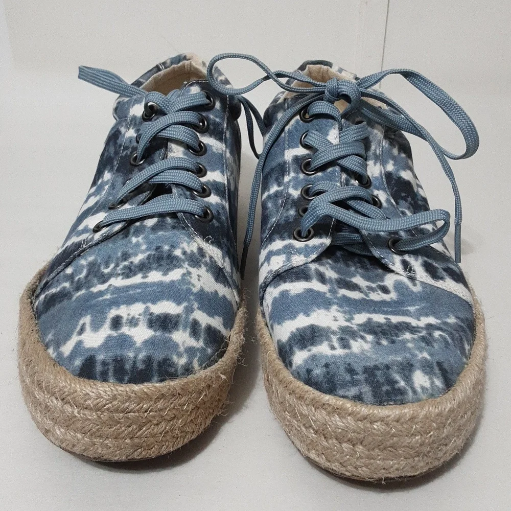 BOUTIQUE By Corkys Tart Blue/White Tie Dye Lace Up Women 9